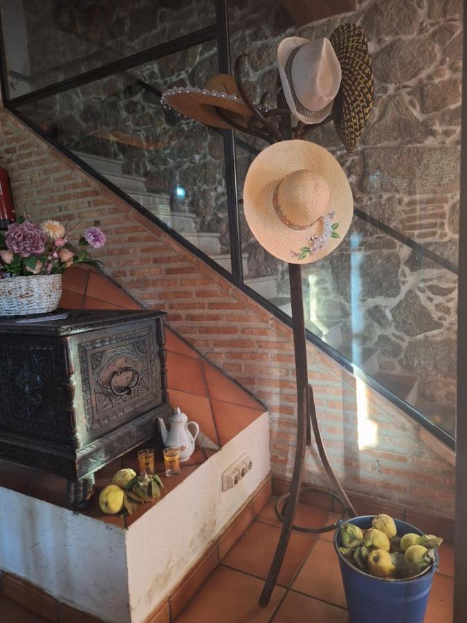 Hostal El Patio Restaurante San Bartolomé de Pinares Dış mekan fotoğraf